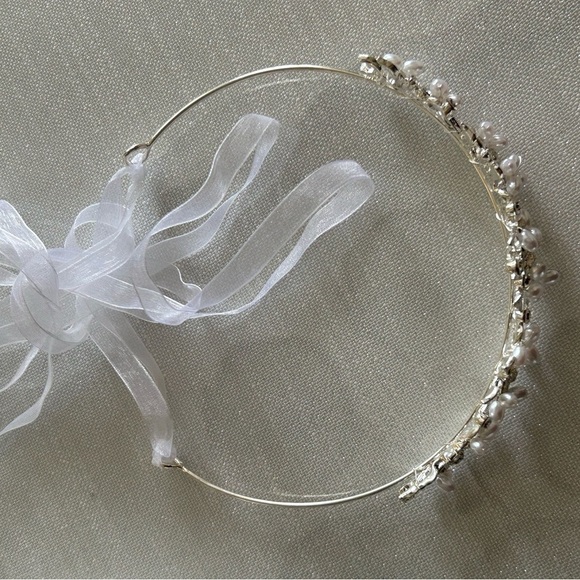 Intricate Silver and White Floral Hair Accessory - Picture 5 of 6